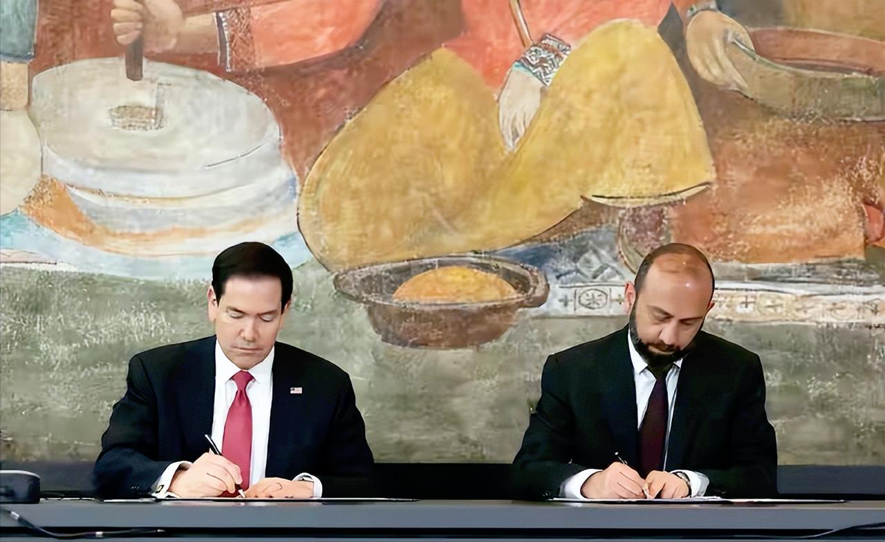 见过敷衍的，没见过这么敷衍的。
美国国务卿鲁比奥日前到访亚美尼亚，结果全程就没出