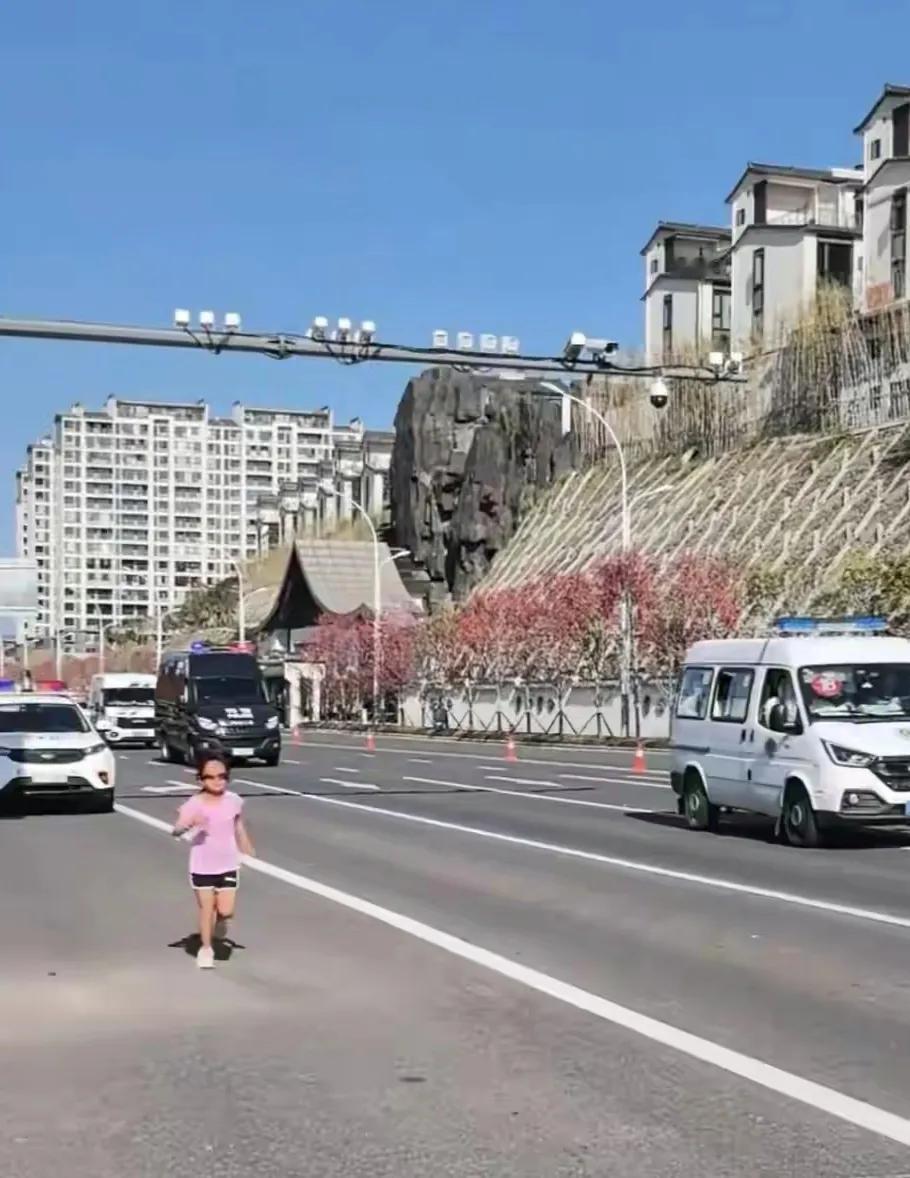 被6岁“小英雄”感动了，又很心痛。
江西上饶马拉松42公里活动，6岁小女孩和爸爸