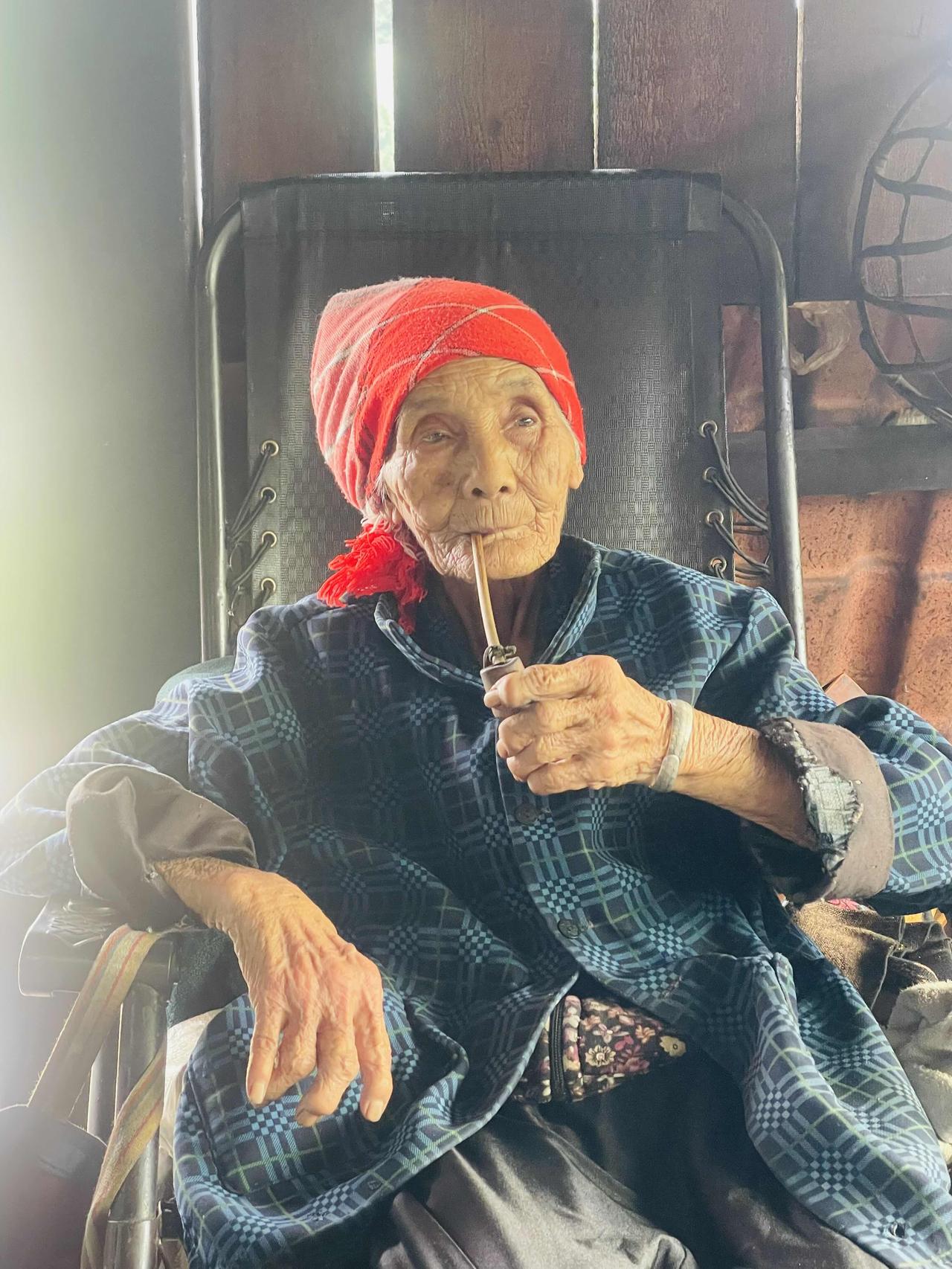阿皮的烟锅，不死的雷击木，茶地里的小精灵，还有村里的军事家；无一不在讲述着石头古