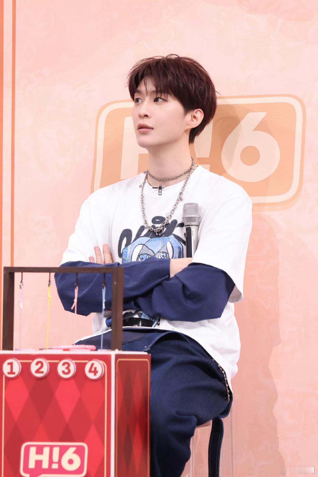 范丞丞玩游戏有点玄学在的  在投骰子环节，范丞丞果断选择黄色，没想到骰子落地真的