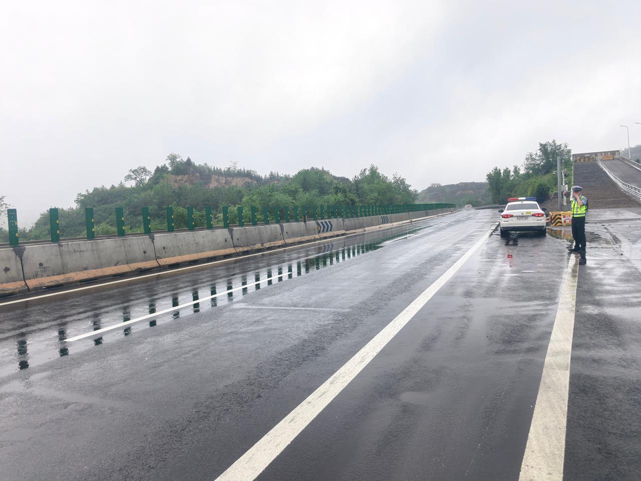 近日，高速一支队六大队辖区连续两日出现中到大雨天气，持续降雨导致辖区部分路段出现