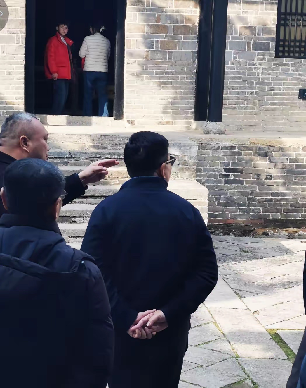 大年初一，余承东开着尊界S800回老家，真有排面。车身气场稳、设计高级，放哪儿都