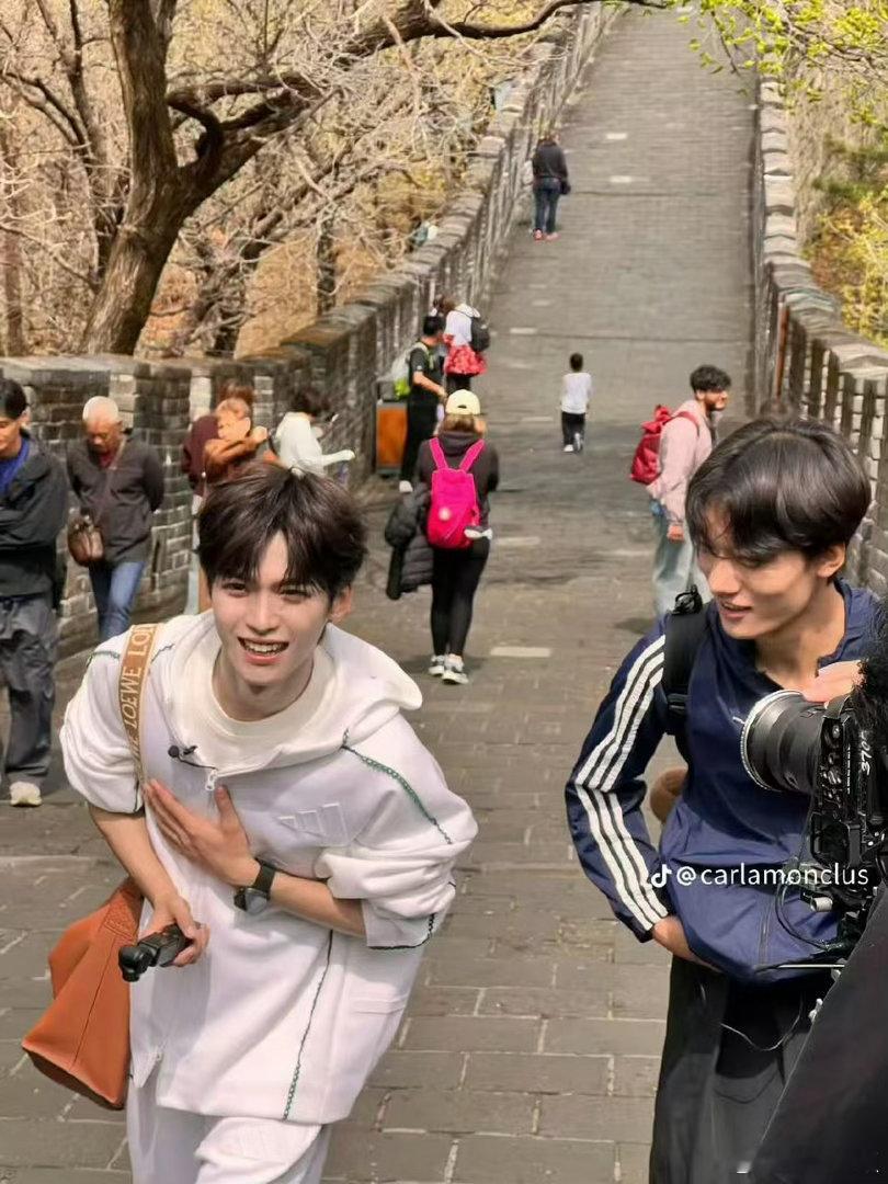 外国人爬长城偶遇梓渝外国人偶遇梓渝爬长城外国人爬长城偶遇梓渝，哈哈，