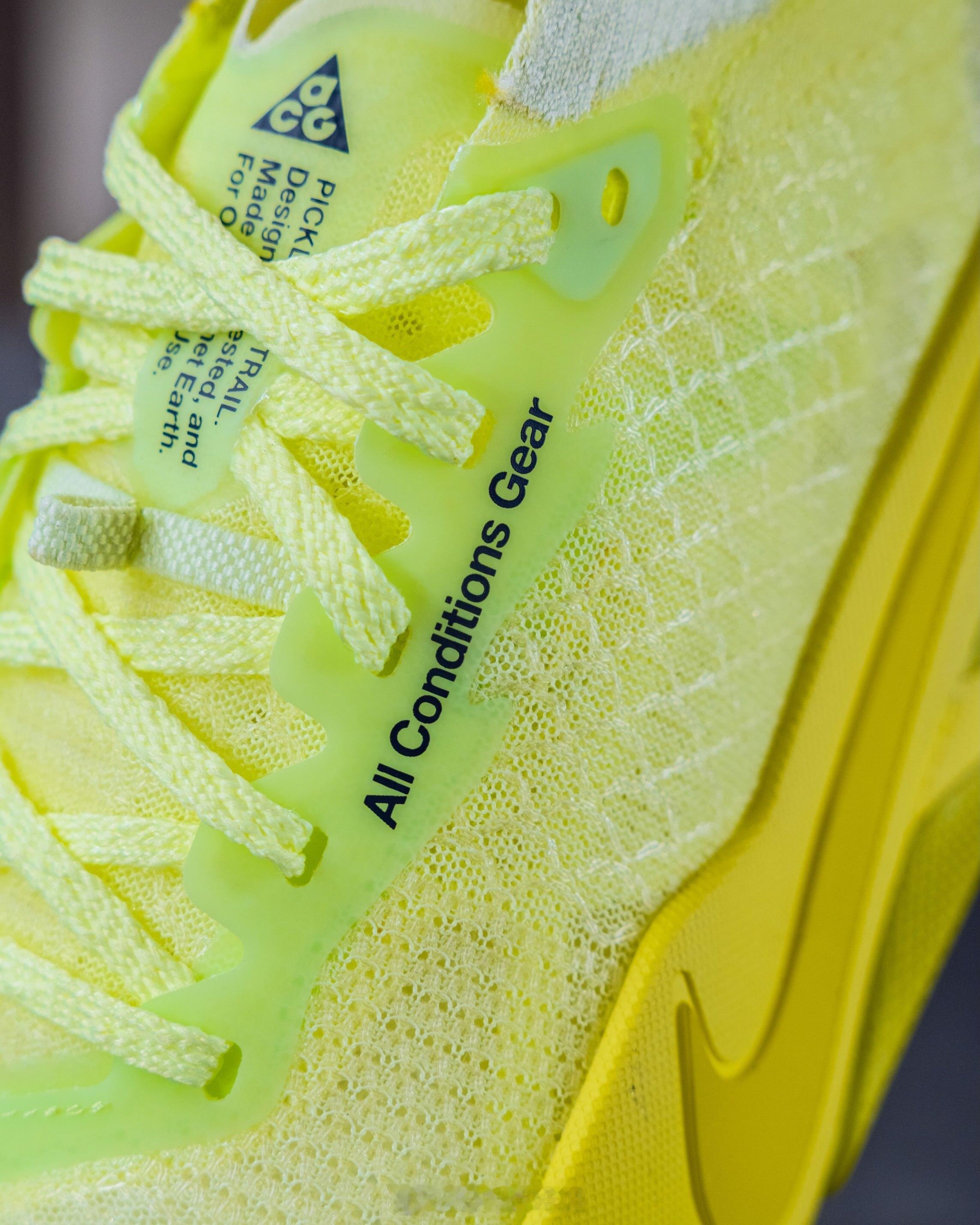 在2026年UTMB现场，市场营销音量最大的应该属于耐克 Nike ACG PI