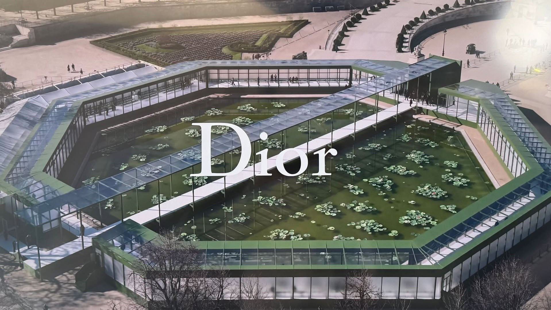 今年Dior秋冬大秀的秀场将在户外举行，T台搭在湖面上🍀妈呀超级期待金智秀呀?