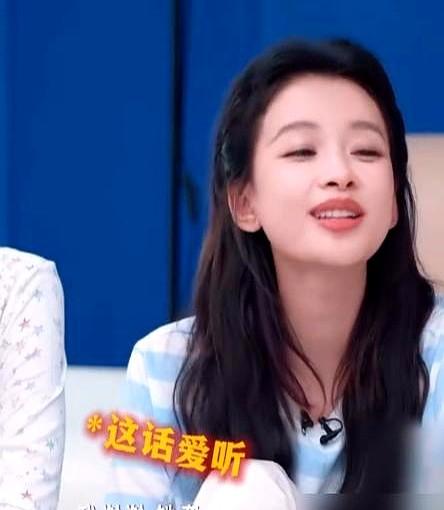 真正的高手，从来不嘴硬。

朋友当面说孙怡“唱跳不行全靠脸”，她笑着接住：“谢谢