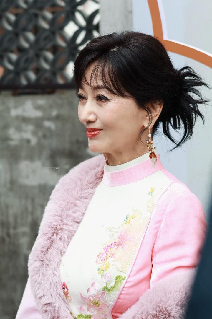 赵雅芝出站人气太高赵雅芝人气太旺 芝姐出站人气直接炸场，现场粉丝热情高涨，温婉气