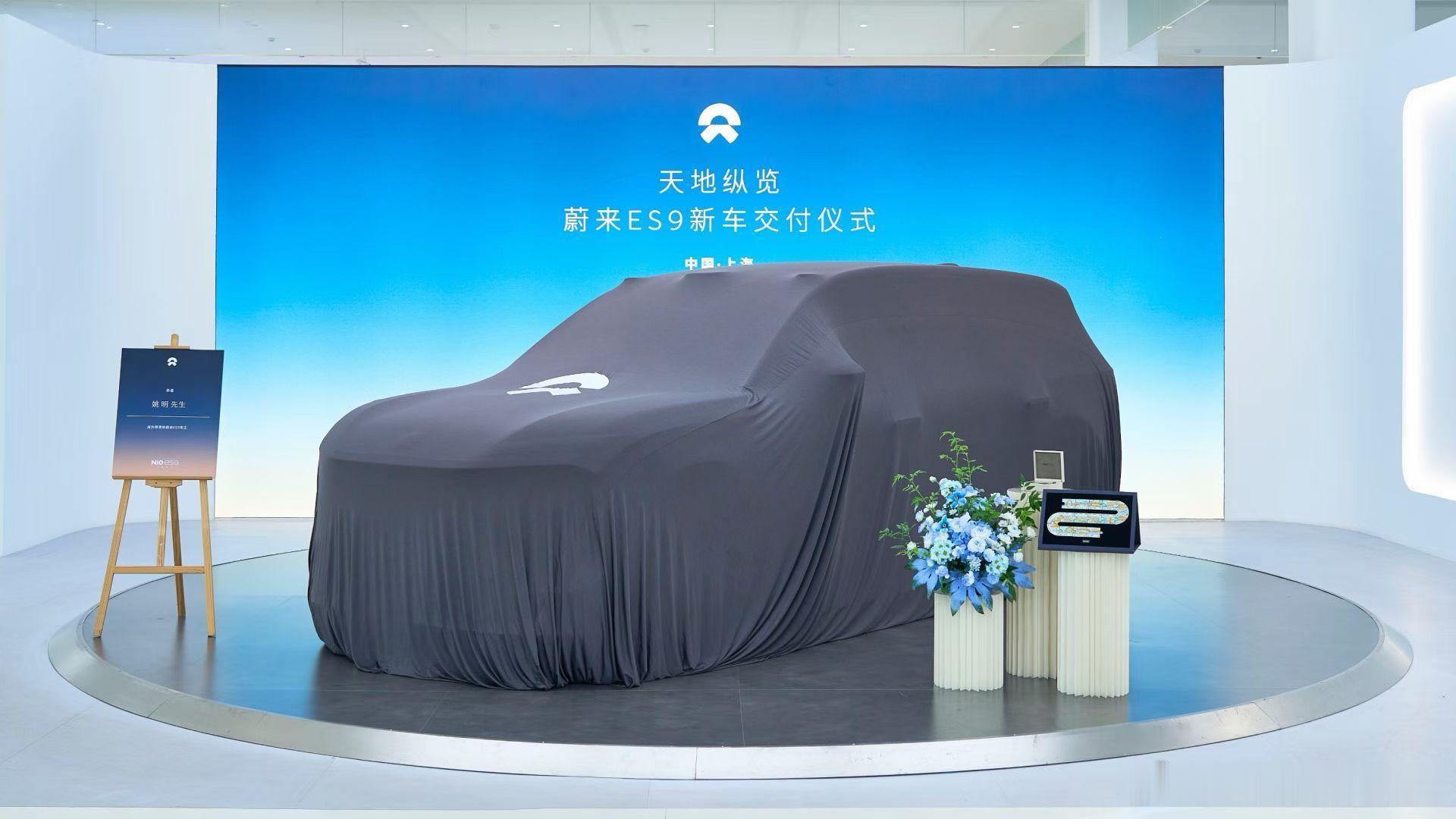 能把蔚来 ES9 显得这么小的人不多，蔚来ES9 第 20000 台交付，车主是