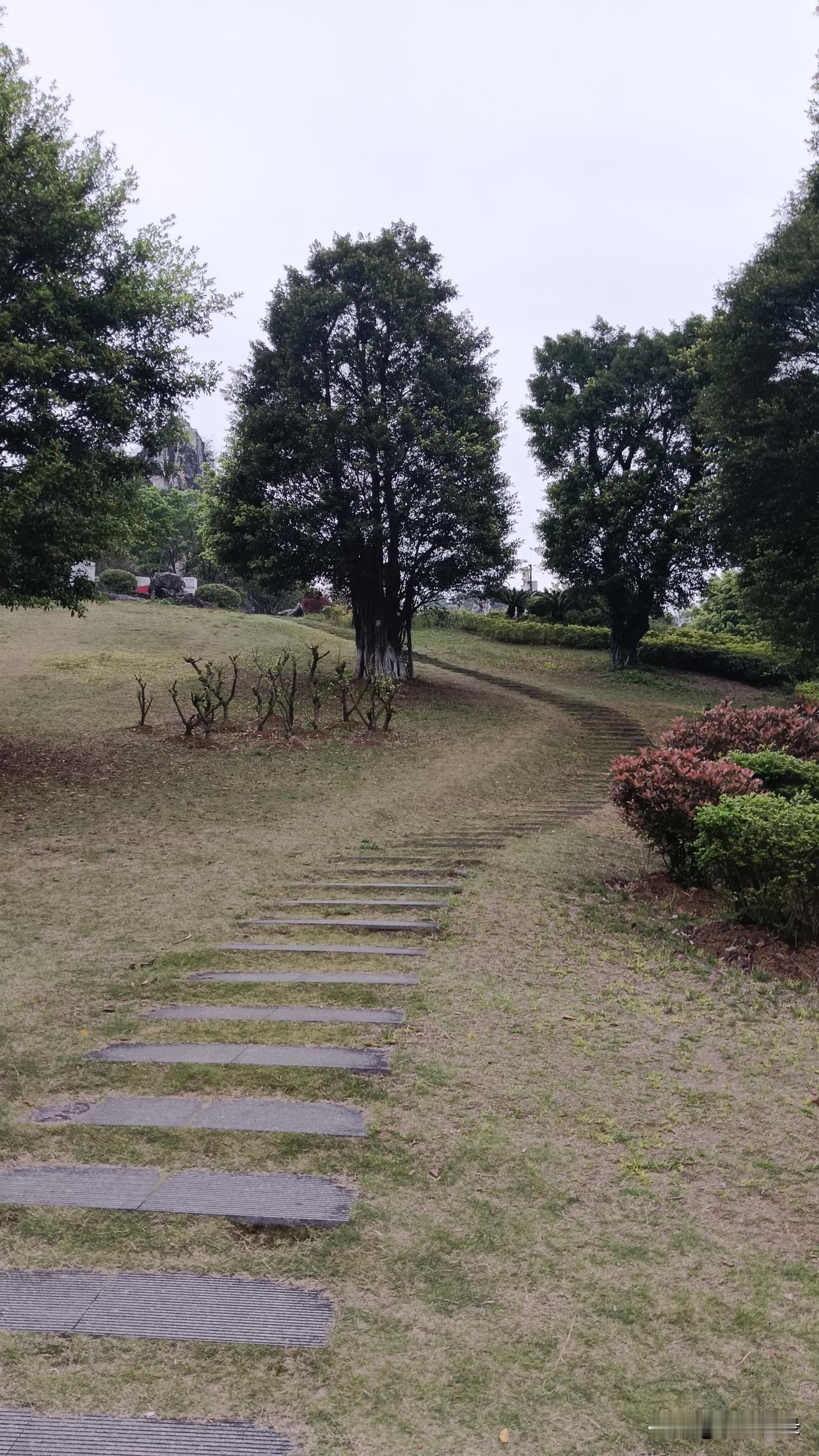 清朝末代皇帝溥仪，他由皇帝变成战犯，又由战犯改造转化为公民。
皇帝都能如此，那么