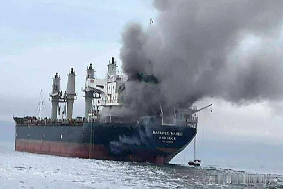 霍尔木兹海峡已然成为美伊较量的前沿阵地。
美国封锁海峡，意在使伊朗经济陷入崩盘之