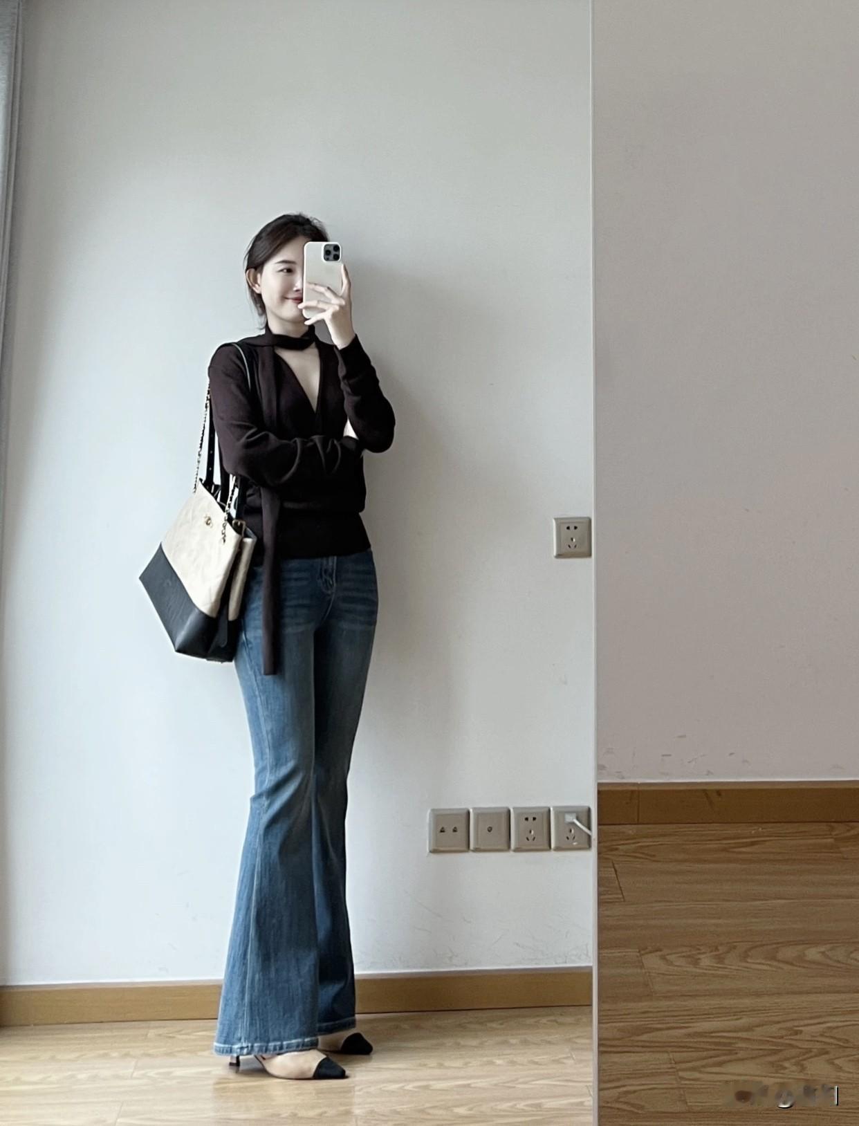 女生怎么穿紧身裤才好看简约时尚穿搭，紧身微喇牛仔裤+黑棕色上衣，搭配棕色拼接黑色