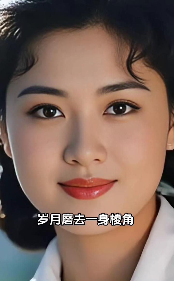 岁月磨去一身棱角，所有锋芒尽数收敛，满心温柔皆予一人眼波流转。盛揽漫天星河莞尔一