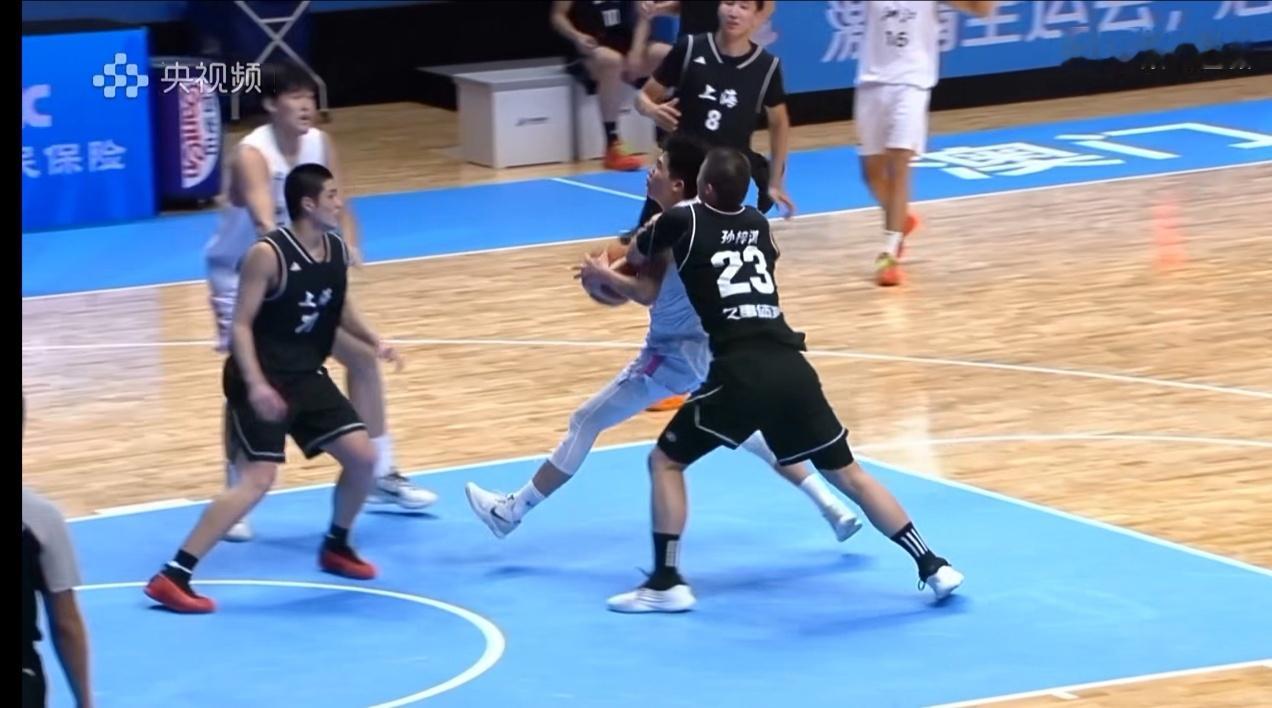 孙梓淇。。。。。。回去去练练脚步吧，200cm的身高防不了错位，打职业是要吃大亏