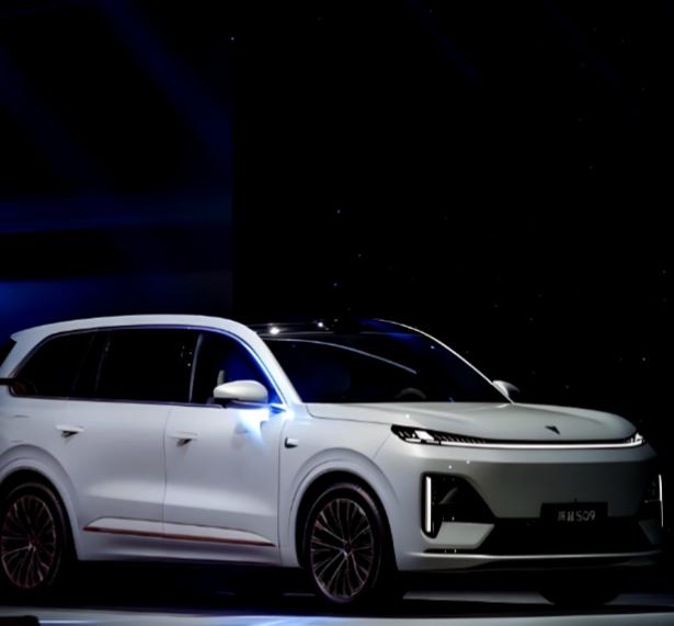 救命！深蓝 S9 这颜值直接戳我心巴！家人们！深蓝 S9 真的杀疯了啊！🥹
白