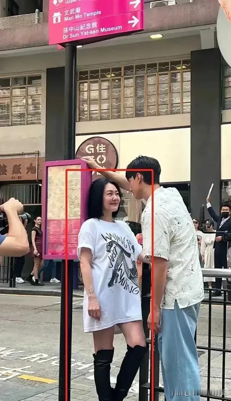 小S街拍翻车，她身材发福断崖式衰老，粗腿法令纹很重，和小鲜肉壁咚就像母子的视觉效