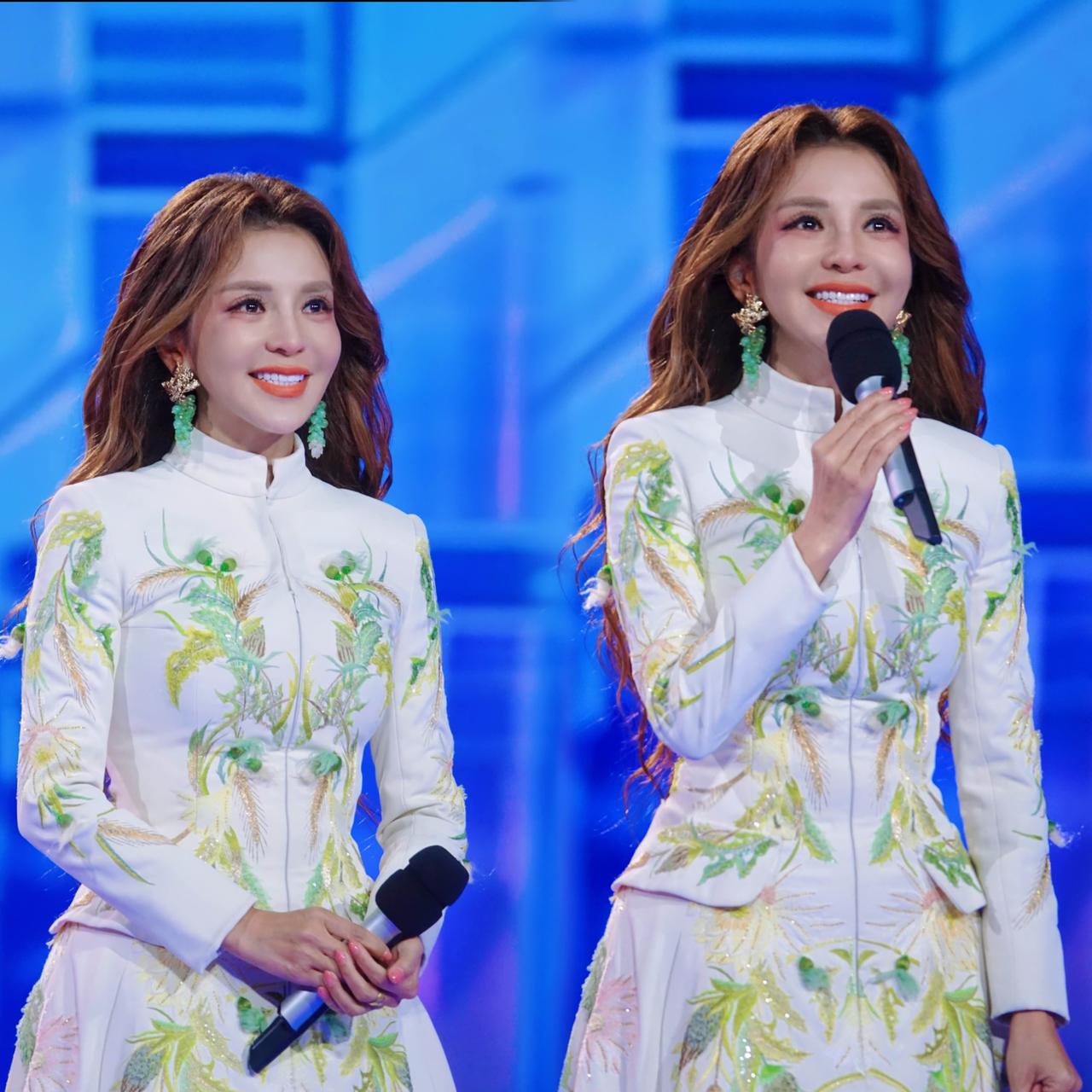 朱迅主持央视跨年晚会，我不意外，
她的礼服造型这么美，我也不意外，
但让我意外的