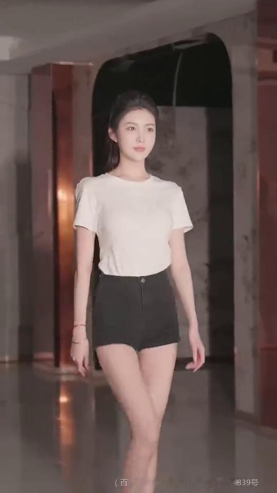 家人们，现在直播人数已经10万加了，谢谢刘哥的嘉年华。
这里是车展选秀现场，这个