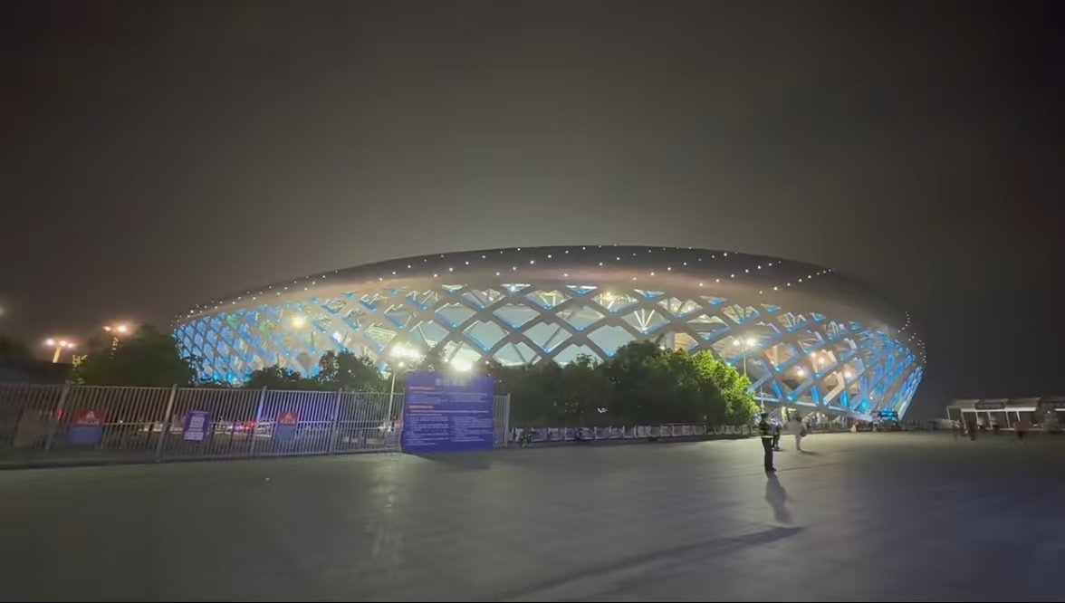 徐州奥体中心 秋夜微凉 灯火万千 这是属于徐州足球的夜晚 也是本赛季苏超常规赛徐