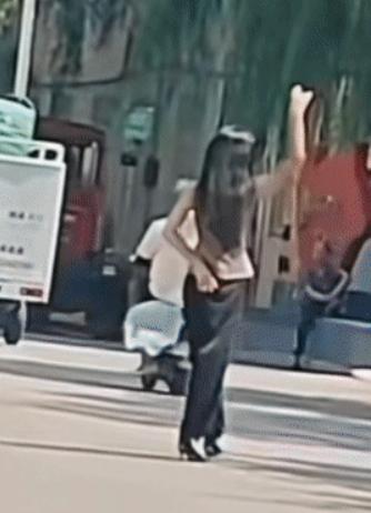 这么一个优雅的女人，真是太可惜了！

河南，南阳一个女子喜欢跳舞，一年四季，春夏