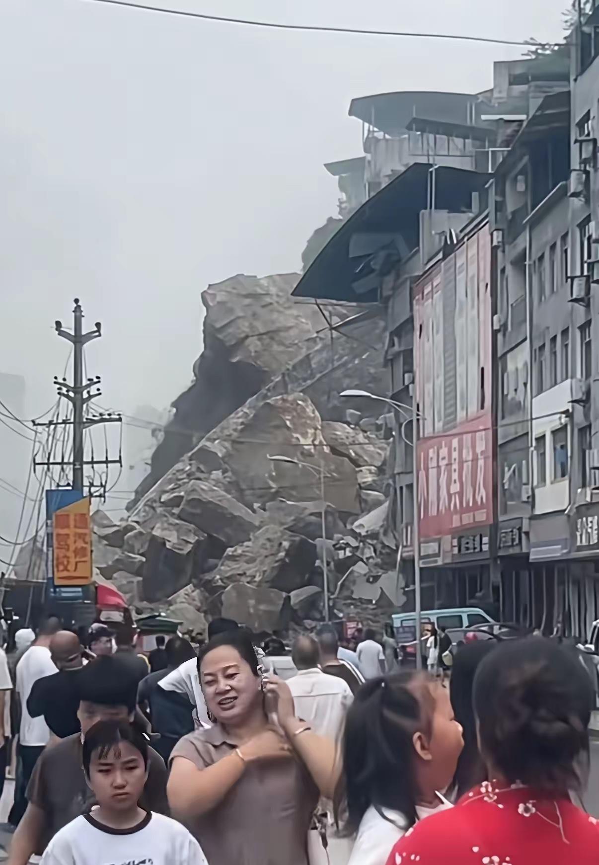 太惨了，救援都不好救，全是大石头，挖机这些也不知道能不能挖的动。吊机能不能吊的起