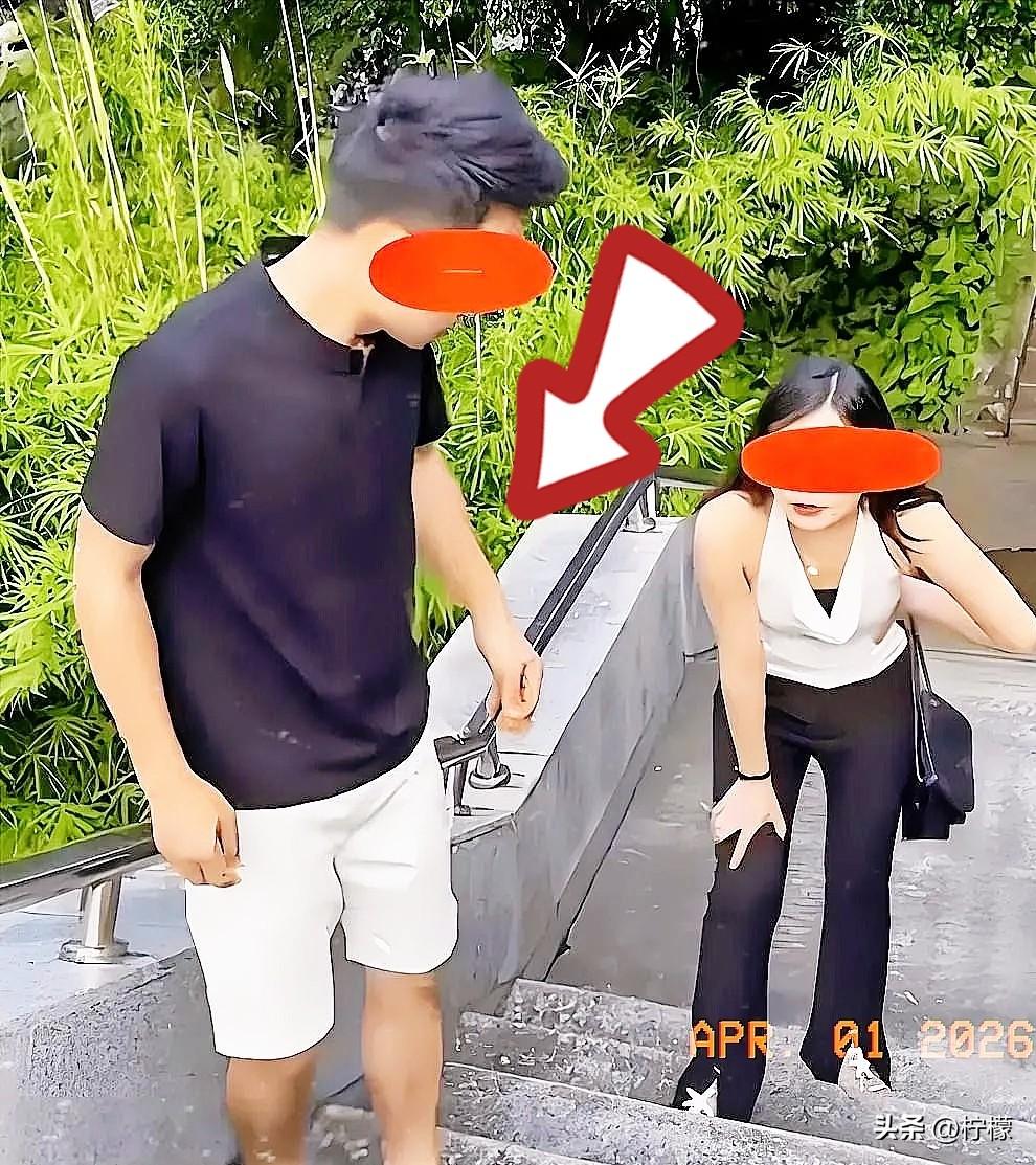 男子带着小三去爬山，
途中遇到自己的老婆，
当时他老婆没有揭穿两人的关系，反而故