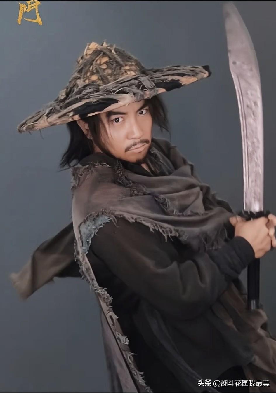 看到释小龙演黑背老六的消息，我忍了；

看到剧照里他拿刀的样子，我也忍了；

但