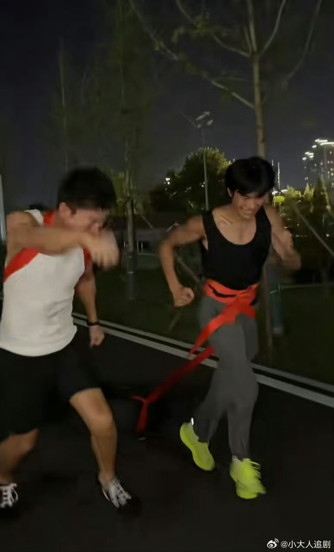 贾乃亮花小龙魔鬼训练看着我都害怕了啊贾乃亮花小龙魔鬼训练不得不说贾乃亮的体力真的
