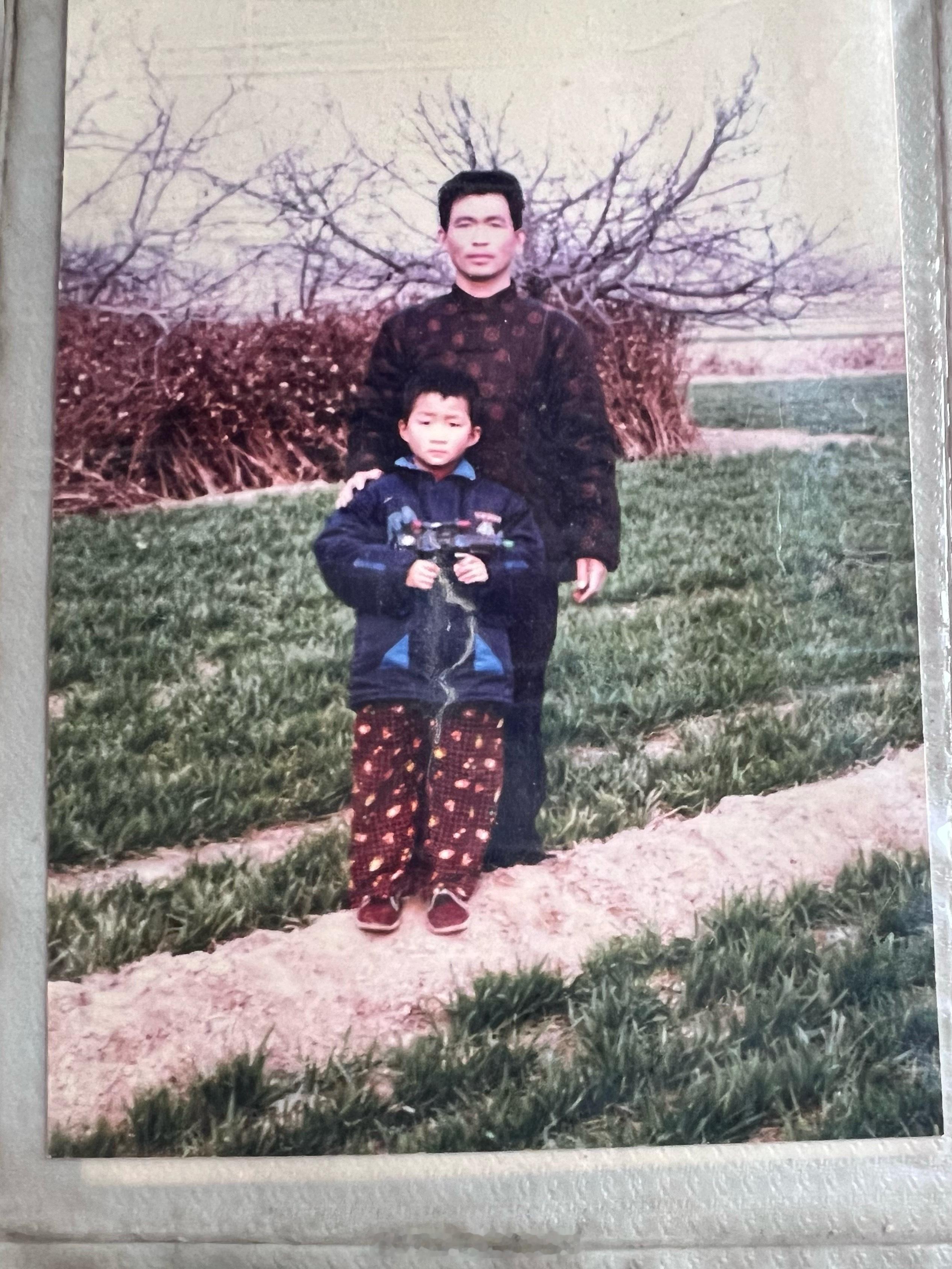父爱无言却如山般深沉 别把爱留在“以后”。无论用哪种方式，今天记得让那个为你撑起