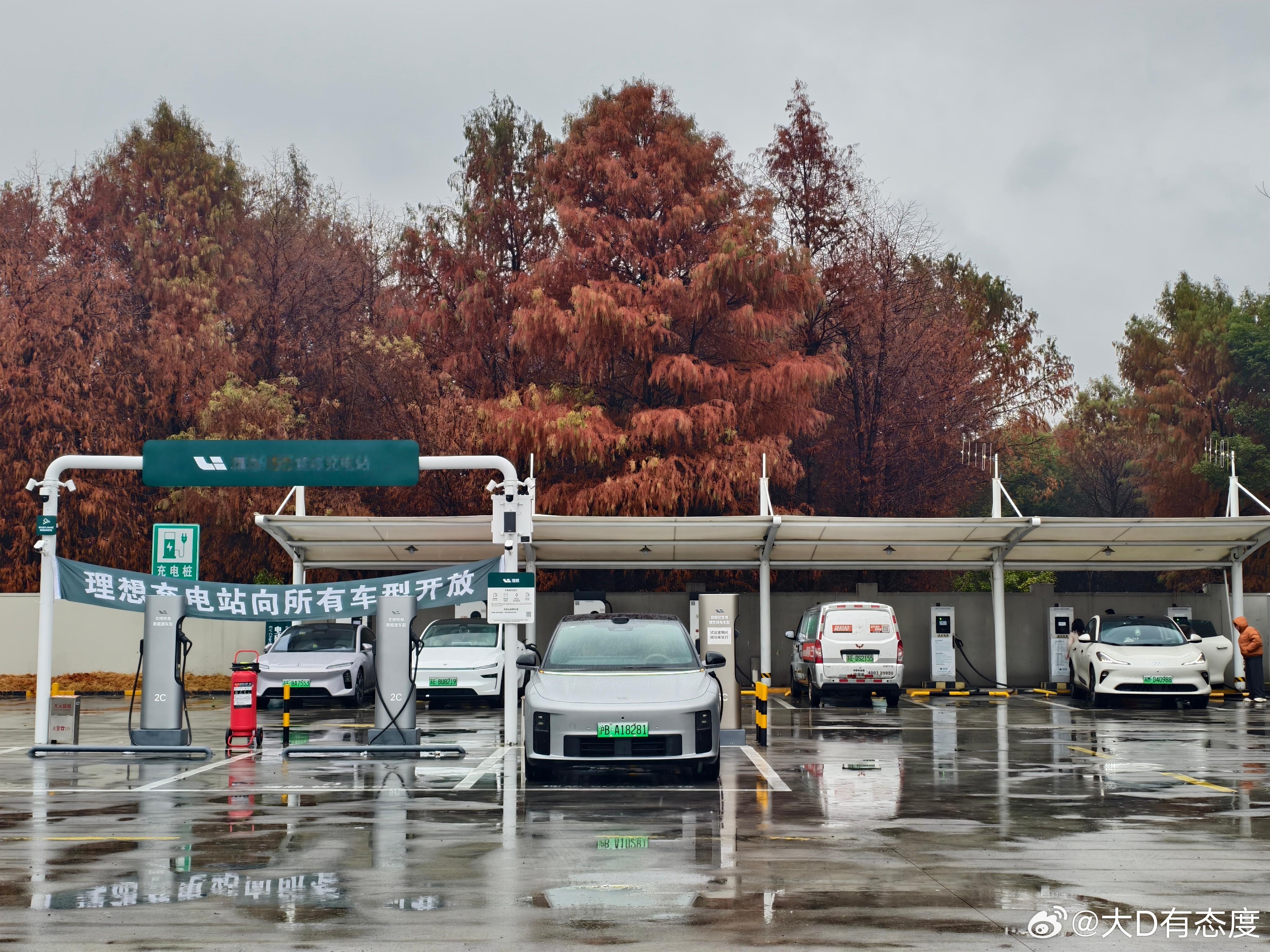 上海绕城小昆山服务区新开了理想超充站，可是大家还是习惯性去国网充电，让我独享的感