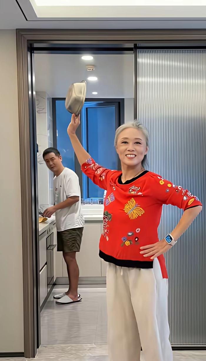 谁能想到吴琼这段年龄差婚姻，如今活成了范本！
不少人当初并不看好，可日子过得实实