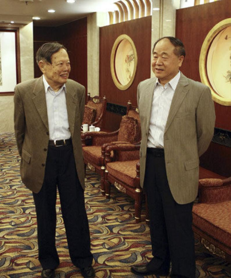 2013年5月15日，北大英杰交流中心，两位诺贝尔奖获得者杨振宁与莫言。

这是