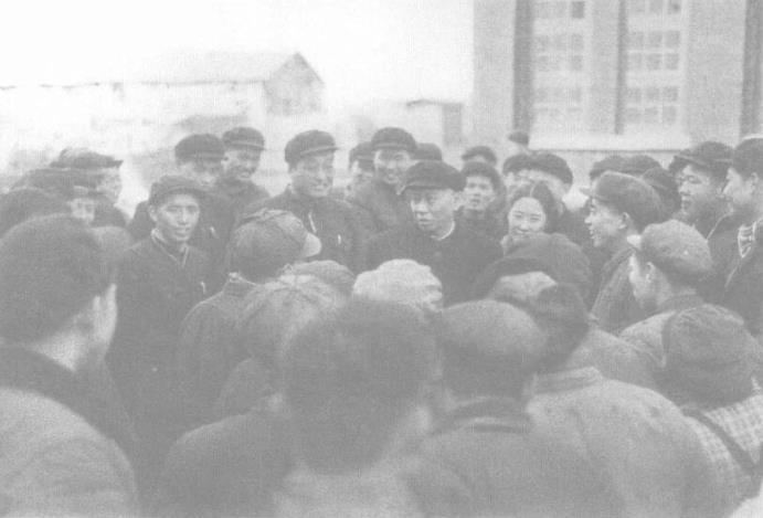 1957年3月4日，刘少奇同郑州国棉三厂工人亲切交谈。
