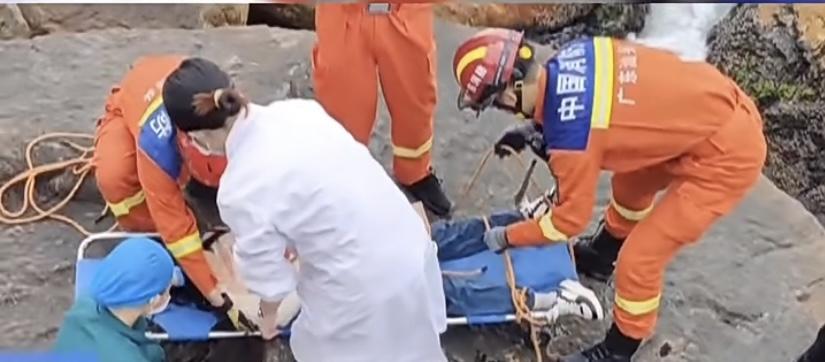 【#南澳岛两女子拍照时坠海#，游客消防员接力救援！目击者发声】近日，广东省汕头市