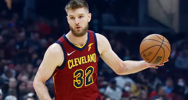 据NBA记者Marc 和Jake 联合报道，骑士队前锋迪恩-韦德预计将在今夏试水