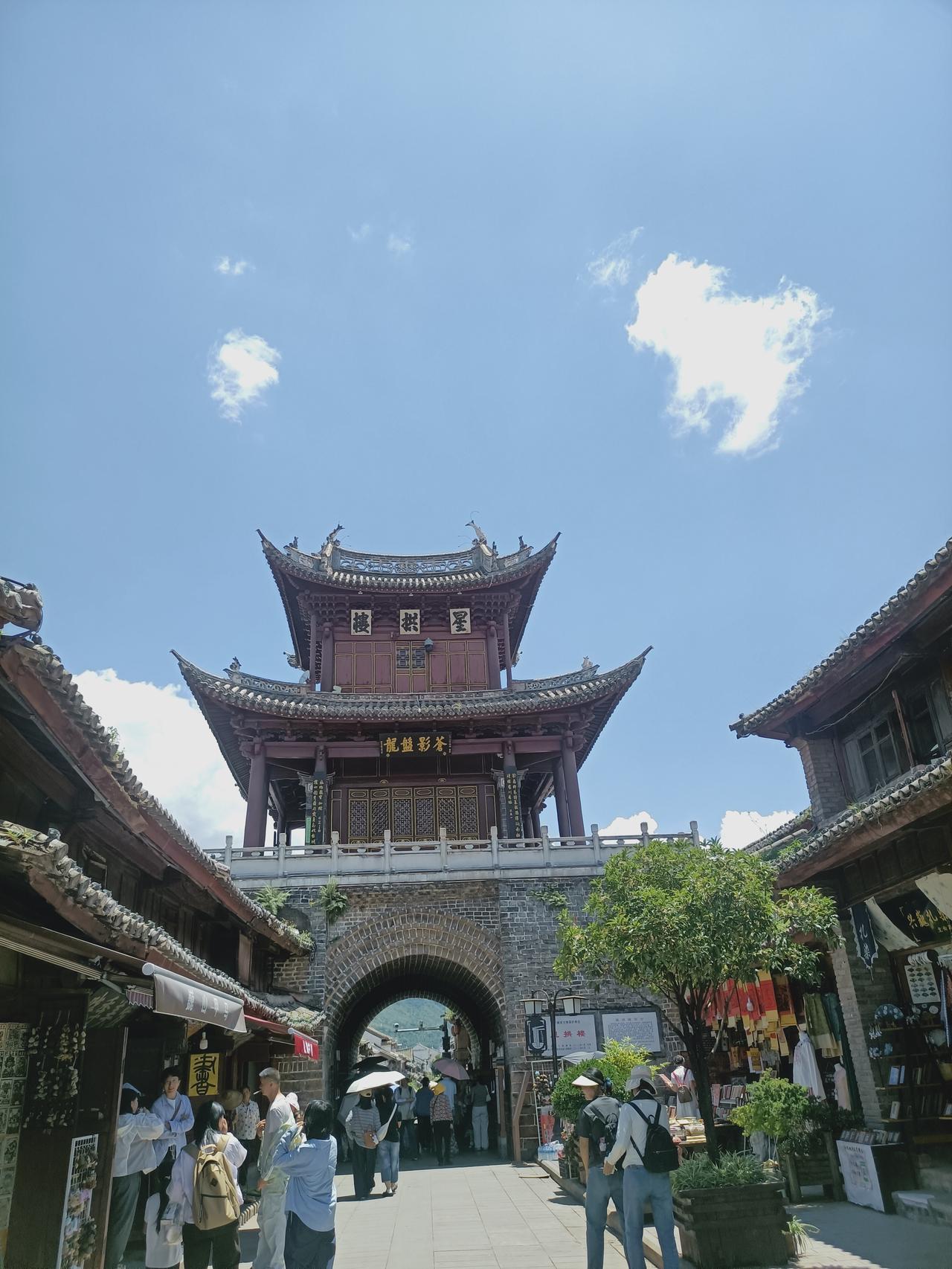 梦回南诏三千月，
灯陌迢迢蒙舍川。
