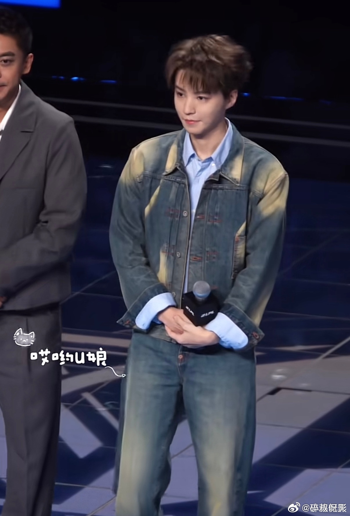 李佳航王俊凯在聊什么 答案出来了，聊的是“专业团队”。英雄联盟15周年盛典的明星