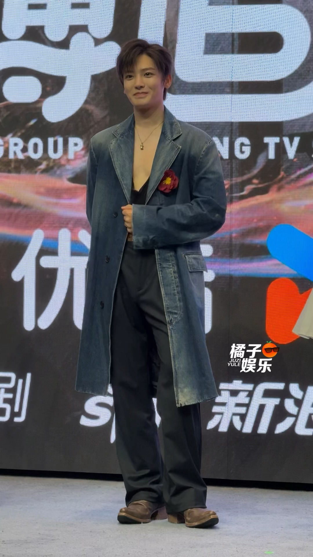 被起哄了一整场[流鼻血]侯明昊看似配合实际上是没招了[流鼻血][流鼻血]侯明昊手