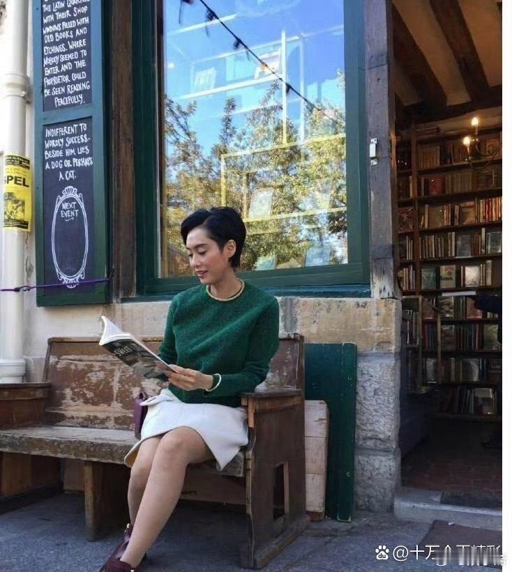朱茵剪短发后年轻20岁！穿绿色针织衫配半身裙，美得像换了个人！ 