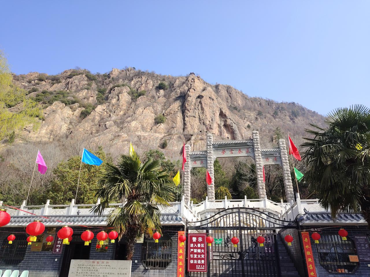 春染凤冠，植绿童心。第48个植树节来临之际，陕西丹凤县金山第一幼儿园60余名大班