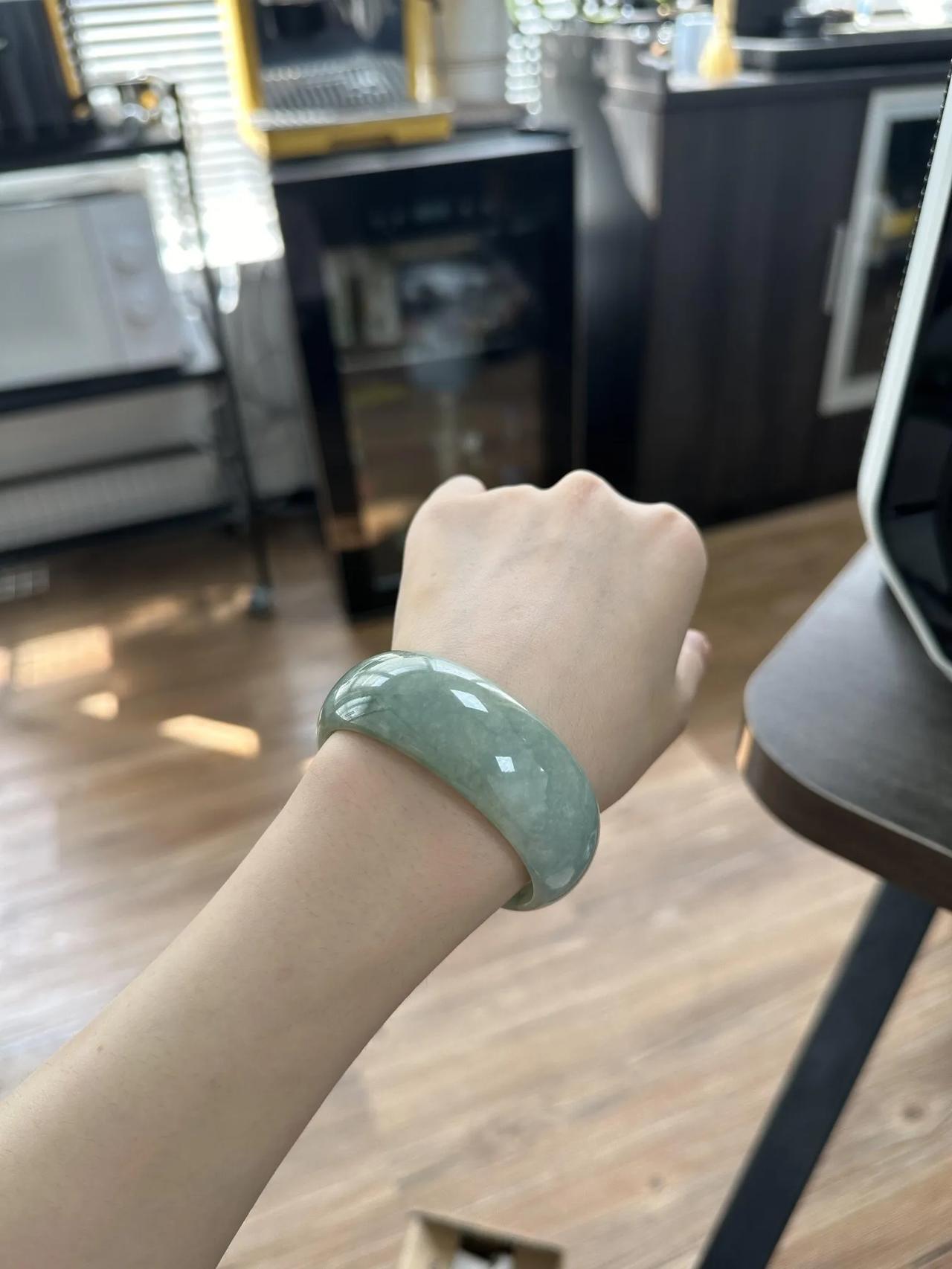 翡翠手镯圈口越大越贵吗?不可能！绝对不可能。这个问题就跟问“饭碗越大，饭量就越大