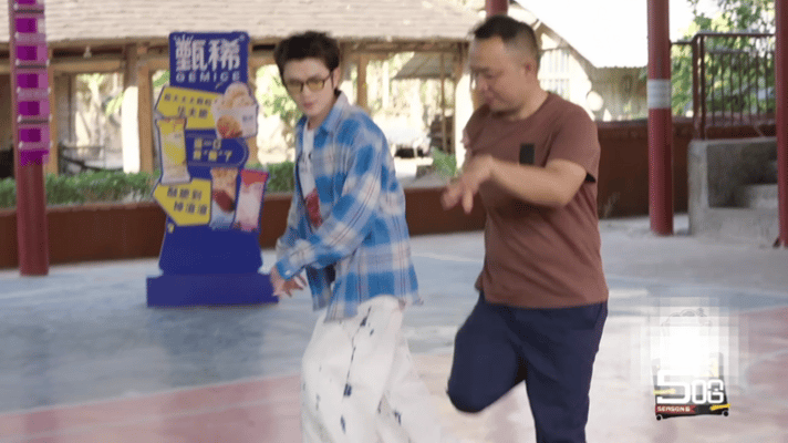 鹿晗忘记队友了谁来提醒一下鹿晗！跳孔雀舞时他跟着老师忘我起舞，直接把搭档王勉忘得