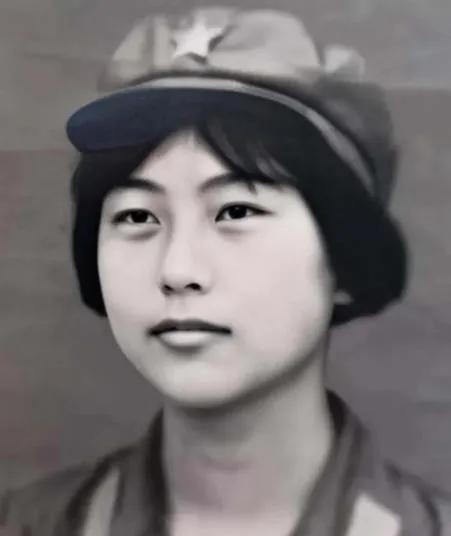 1982年，一女飞行员驾驶运输机从张家口机场起飞。没想到，当飞机爬到700米高空