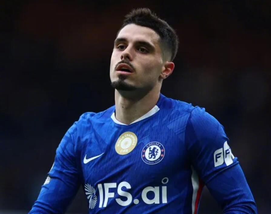 英超第28轮，切尔西客场挑战阿森纳，佩德罗-内托在下半场被罚下。至此，切尔西在本