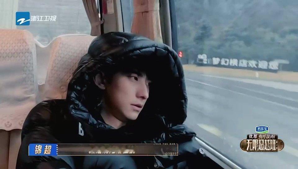 #锦超哭了##锦超哭着装睡# 《无限超越班2》和起争执后，在回程的车上哭着装睡，