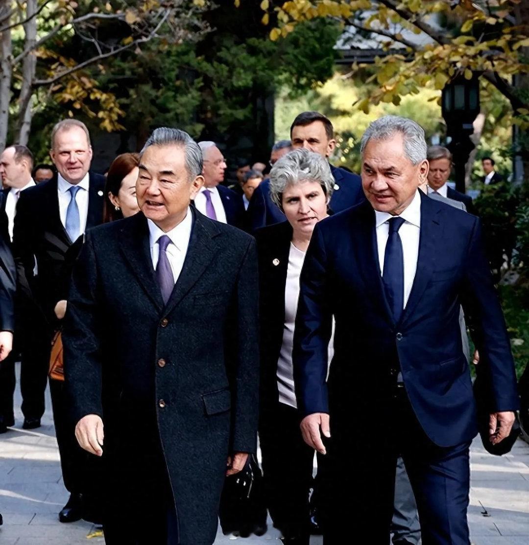 中东开火、东欧流血，这盘大棋的终局一般人想不到！（原创：文/笔骨子）这几天的国际