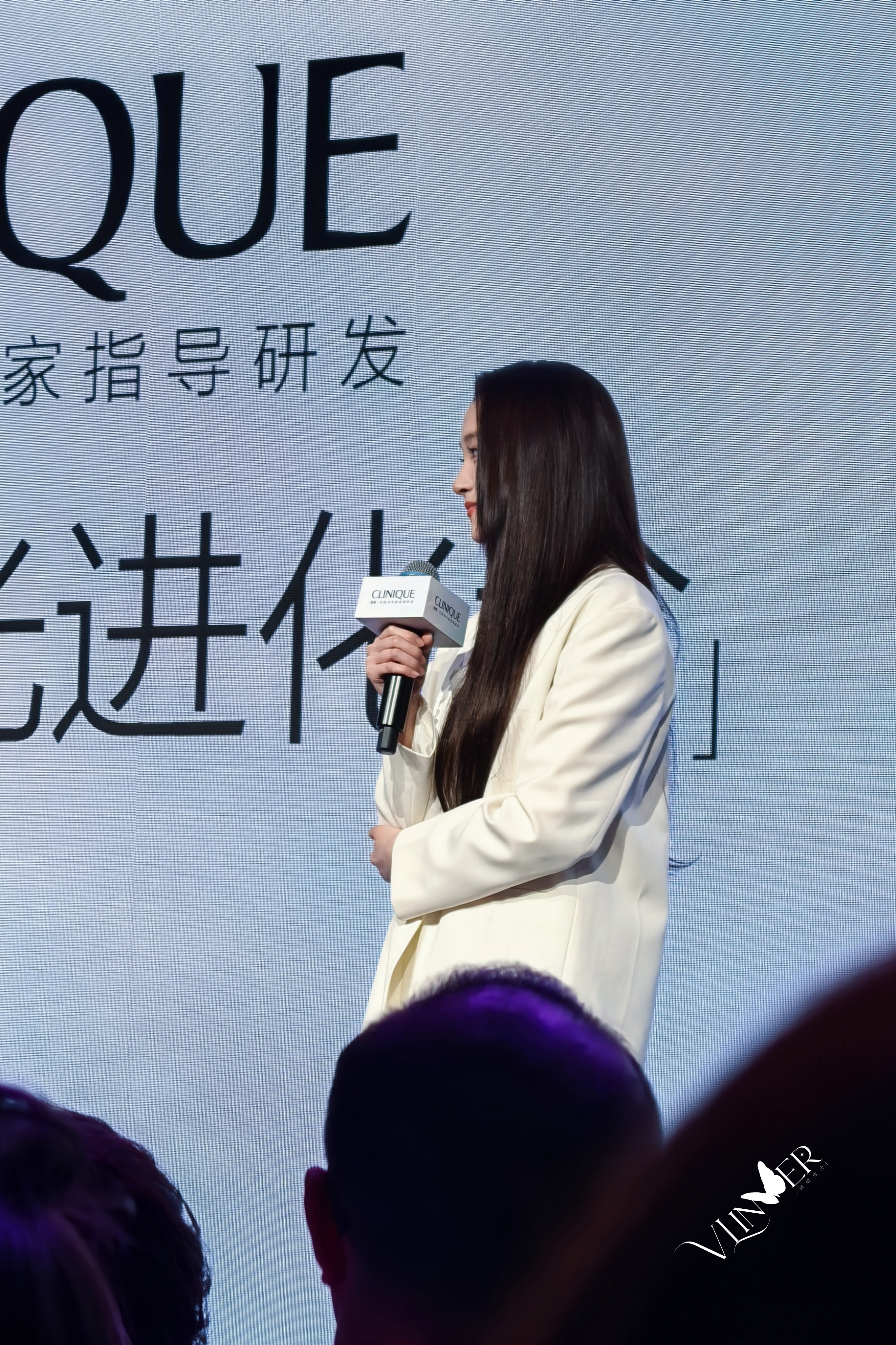 关晓彤嘴里咬着戒指关晓彤[超话] ​​​