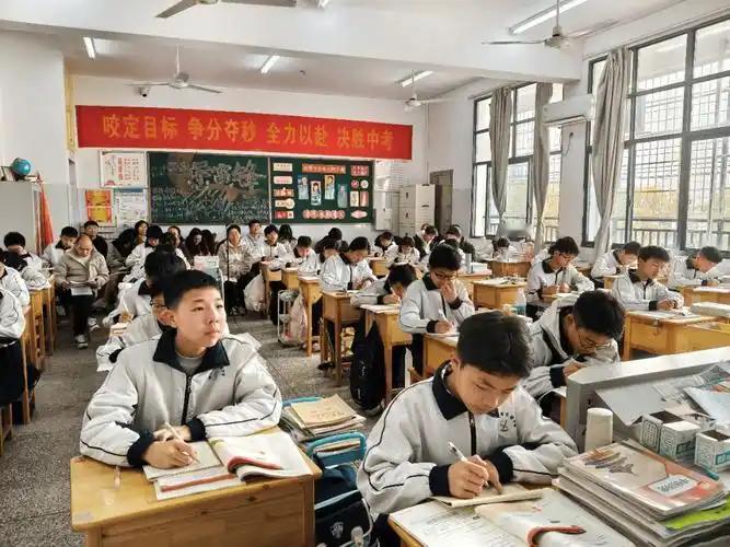 开学第一课，假如你是班主任，会说些什么（适用场景，初中一年级新生）

同学们，新