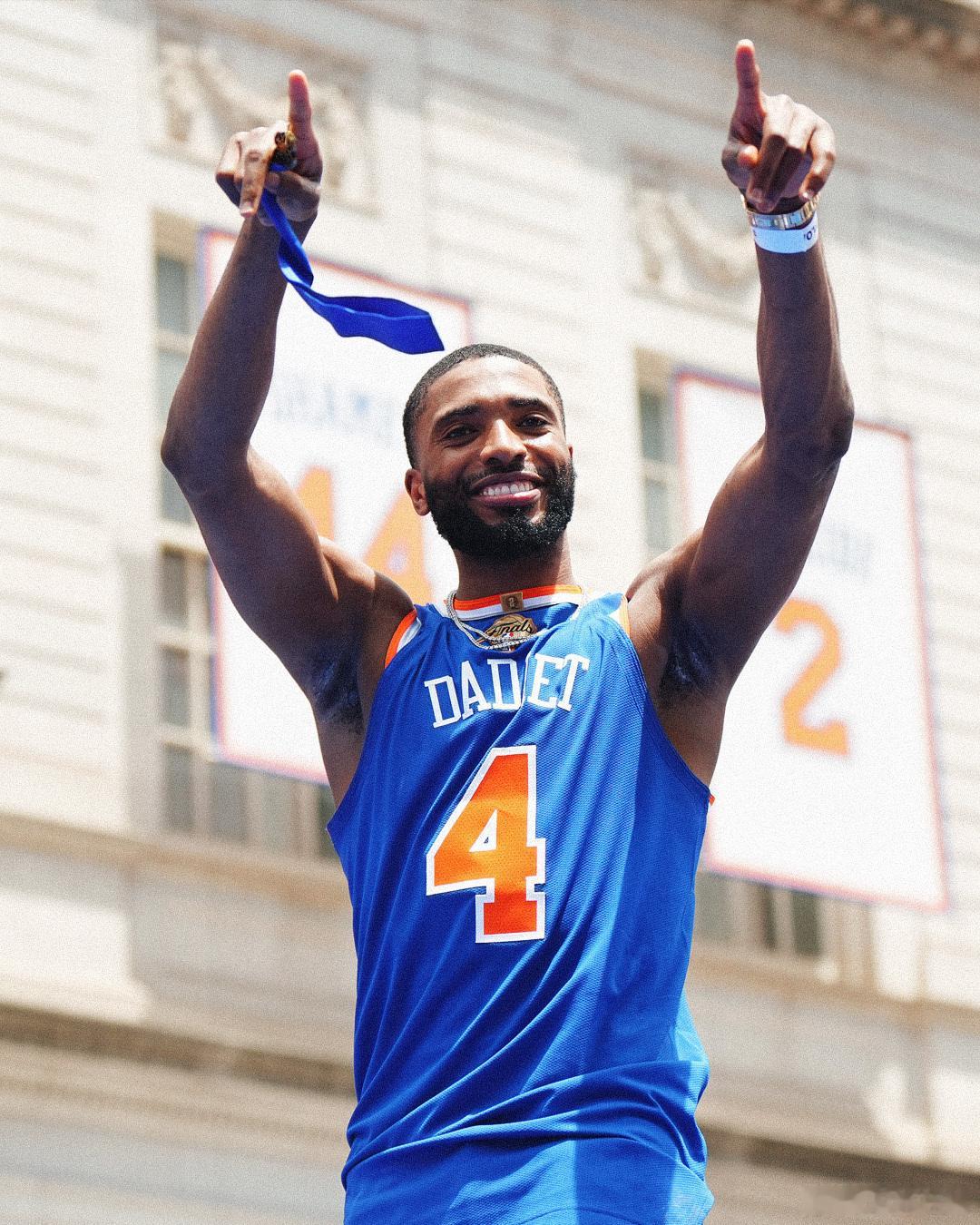 在前不久刚结束的冠军游行上，布里奇斯身穿队友达迪耶的球衣亮相nba