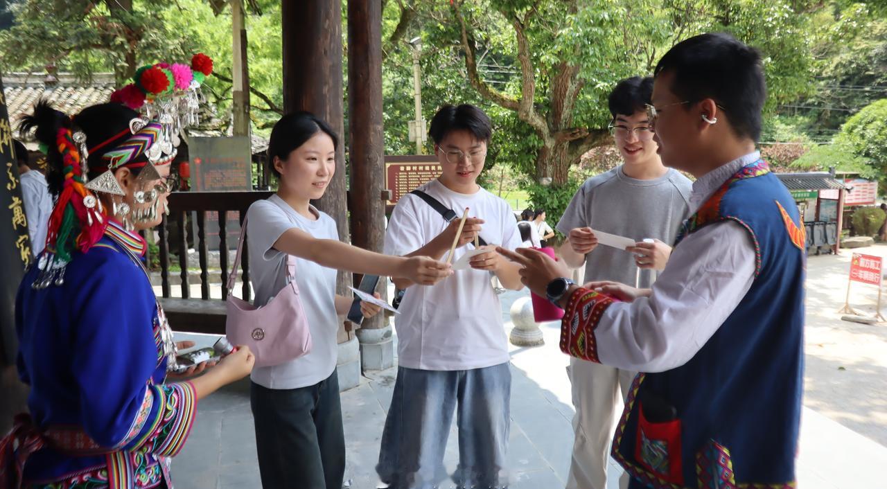 【侗寨里的浪漫：NPC天团带男女嘉宾解锁四大风物魅力】5月31日上午，湖南省“幸