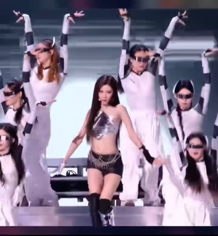 宋妍霏花蝴蝶台风宋妍霏业务能力好强舞台上肆意释放魅力，卡点精准有力，花蝴蝶台风出